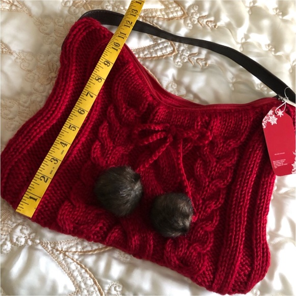 Small Red Cable knit shoulder bag with Fur Pom Poms Top handle Sweater Bag - Picture 6 of 11